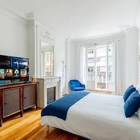 Prestigious 4br - Sleeps 9 - Eiffel Tower