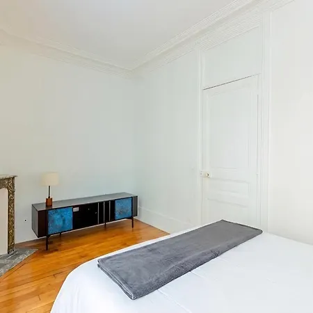Prestigious 4br - Sleeps 9 - Eiffel Tower *